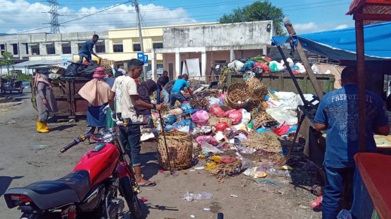 Dinas Lingkungan Hidup Aceh Besar mengajak masyarakat mengurangi sampah plastik yang mengancam lingkungan dan sektor vital seperti pariwisata dan perikanan, serta imbauan untuk menggunakan produk ramah lingkungan.