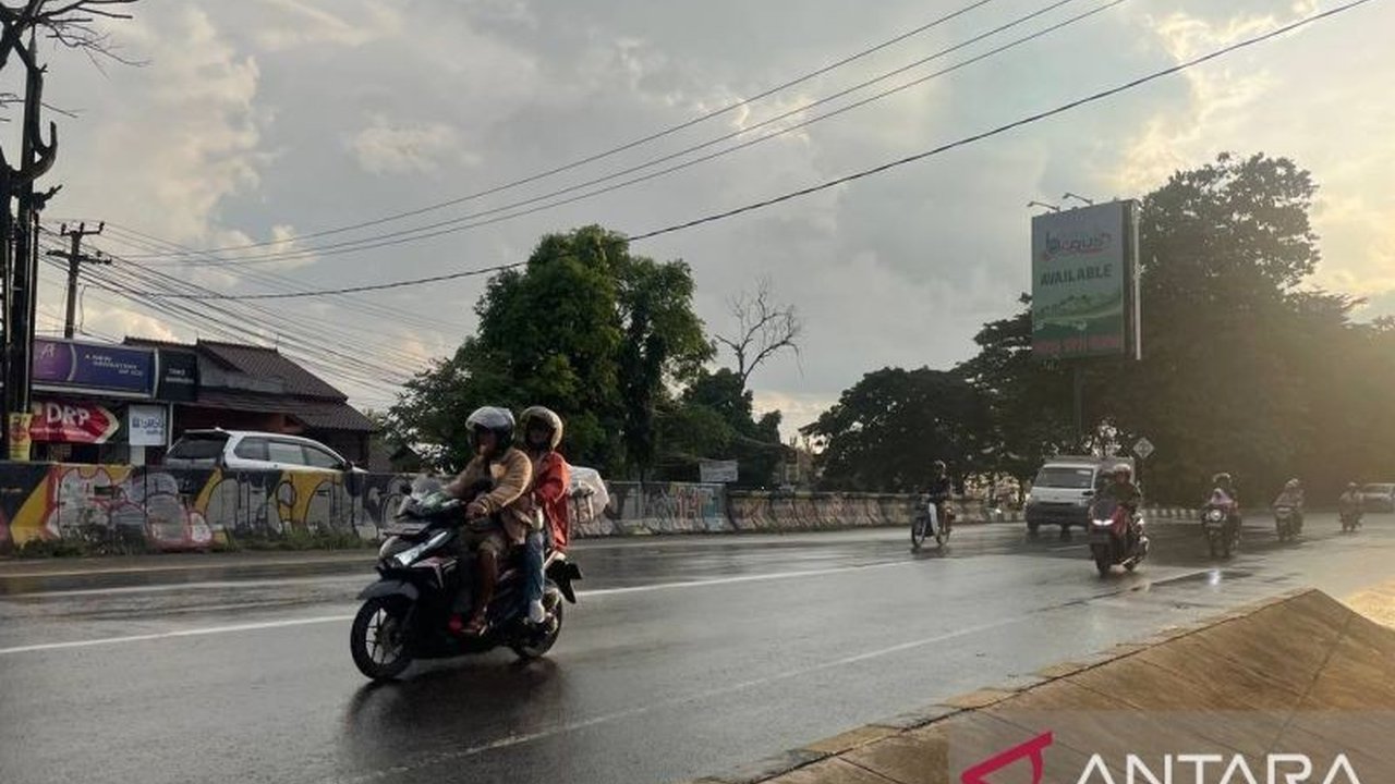 Arus balik Lebaran 2025: Pemudik sepeda motor ramai melintas di Jalan Raya Serang-Jakarta pada H+4, sementara data ASDP menunjukkan penurunan jumlah kendaraan roda empat dan truk yang menyeberang dari Jawa ke Sumatera.