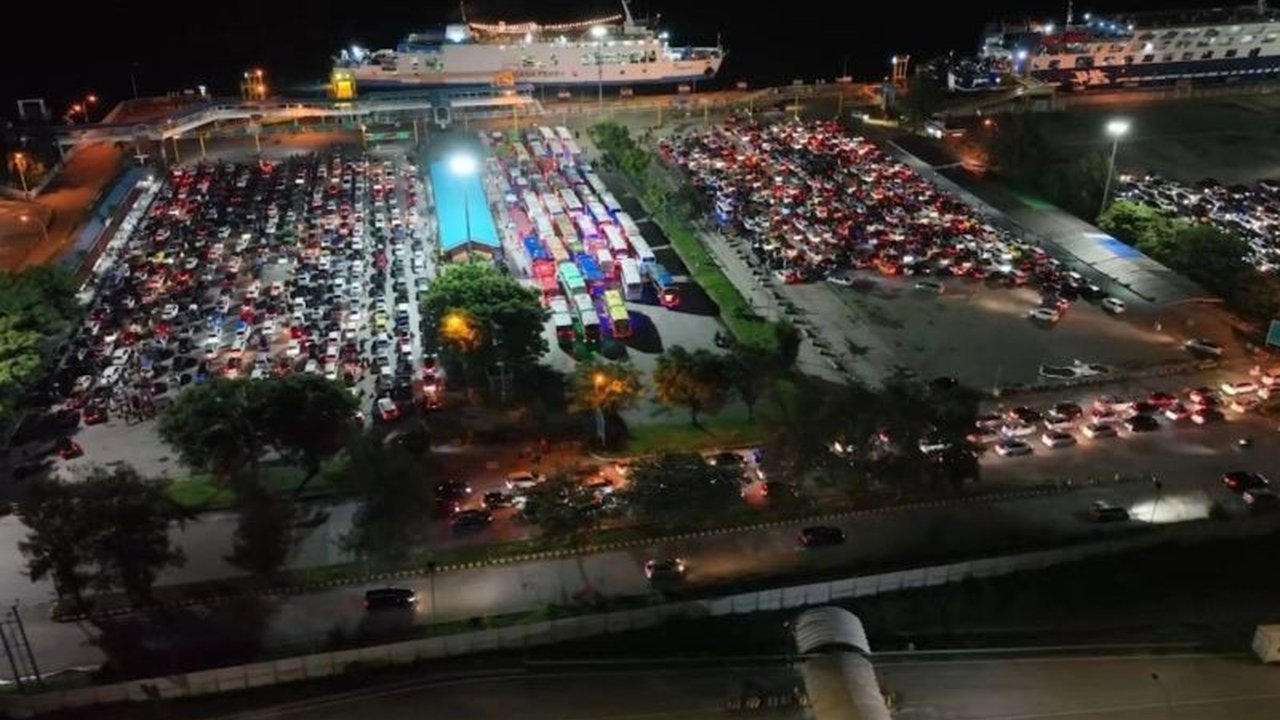 Penerapan sistem delay di Pelabuhan Bakauheni berhasil mengatasi kepadatan arus balik Lebaran 2025 yang signifikan, mengurangi antrean kendaraan hingga tiga kilometer.