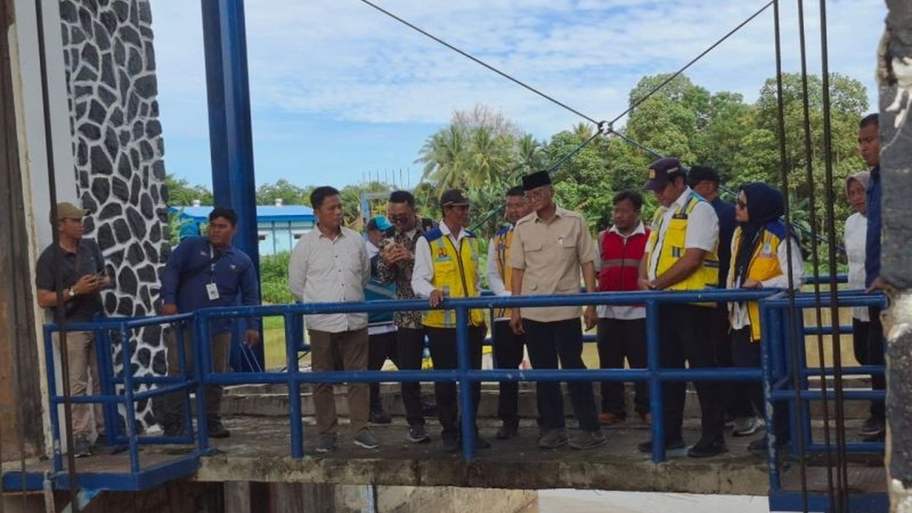 Menteri PU, Dody Hanggodo, meninjau Bendung Argoguruh di Lampung dan memastikan ketersediaan sumber daya air untuk mendukung program swasembada pangan nasional hingga tahun 2025.