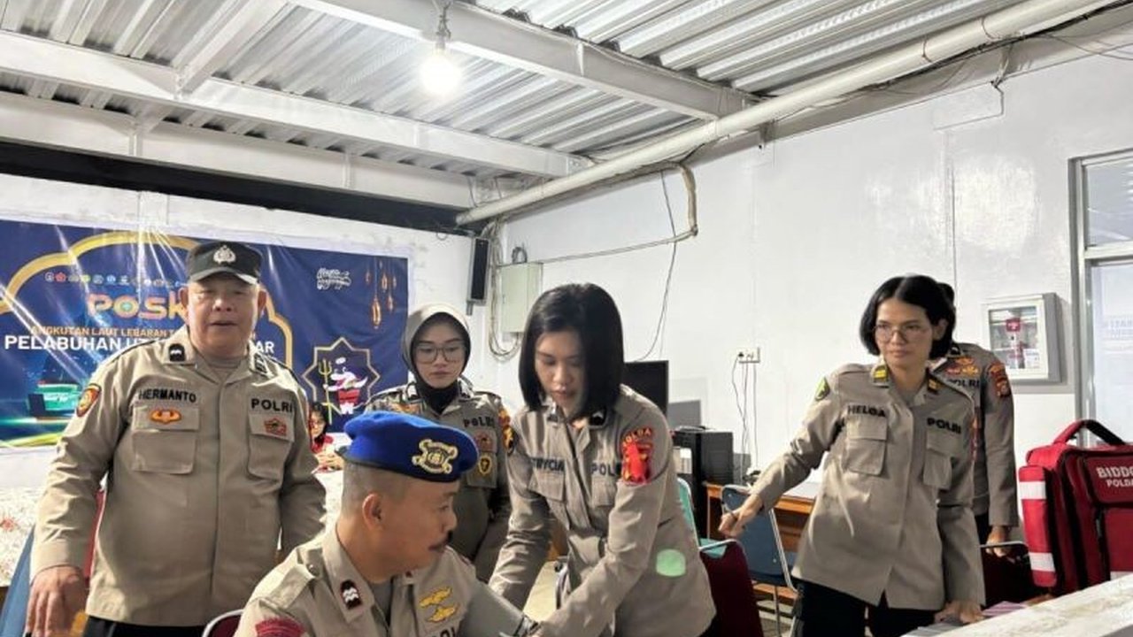 Sidokkes Polres Pelabuhan Makassar melakukan pemeriksaan kesehatan rutin terhadap personel Pospam Operasi Ketupat 2025 untuk memastikan mereka tetap fit selama bertugas mengamankan arus mudik dan balik Lebaran.
