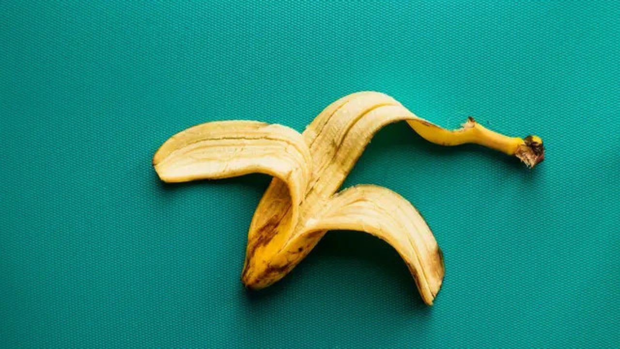 Ilustrasi kulit pisang. (Foto: Unsplash/Louis Hansel)