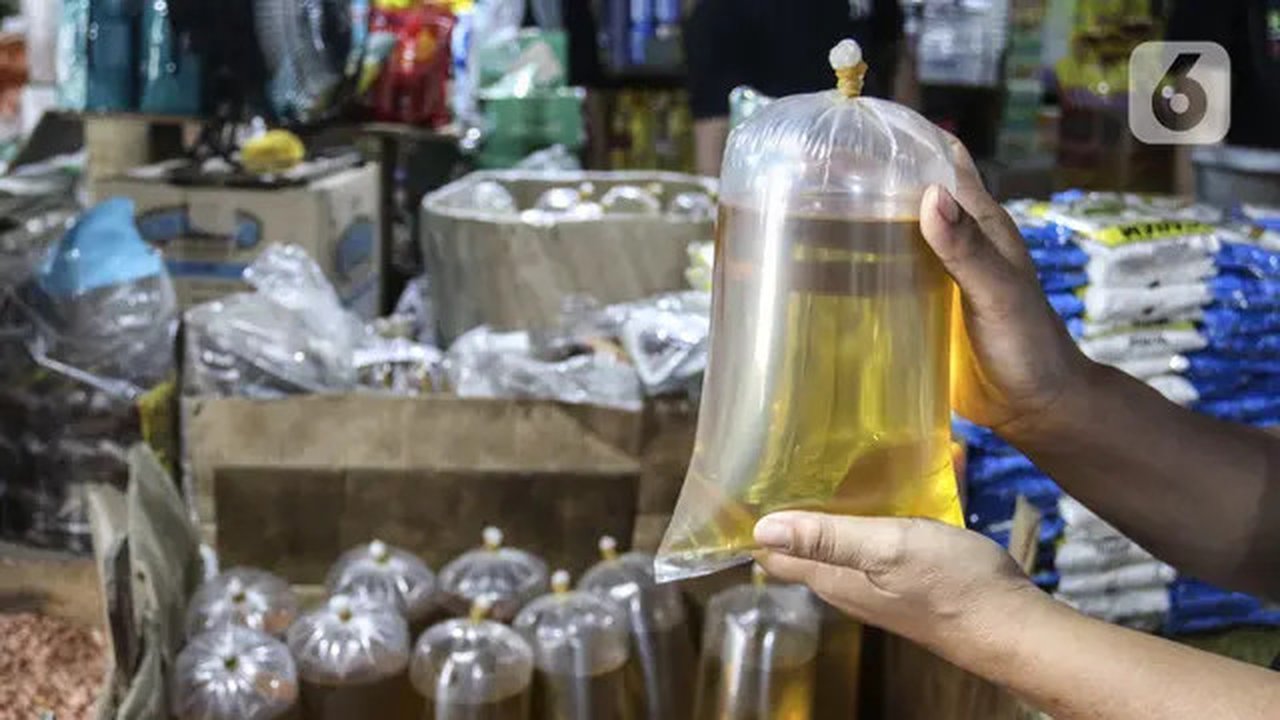 Pedagang menunjukkan minyak goreng curah di pasar tradisional, Pondok Labu, Jakarta, Rabu (2/2/2022). Minyak goreng masih dijual dengan harga tinggi karena menghabiskan stok lama yang ada. (L