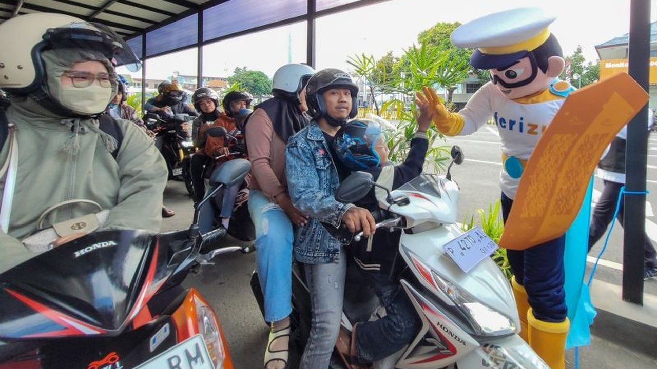 Petugas ASDP Ketapang, Banyuwangi, menghibur penumpang feri dengan kostum boneka Kapten Ferizy, membagikan makanan, dan mensosialisasikan pembelian tiket daring.
