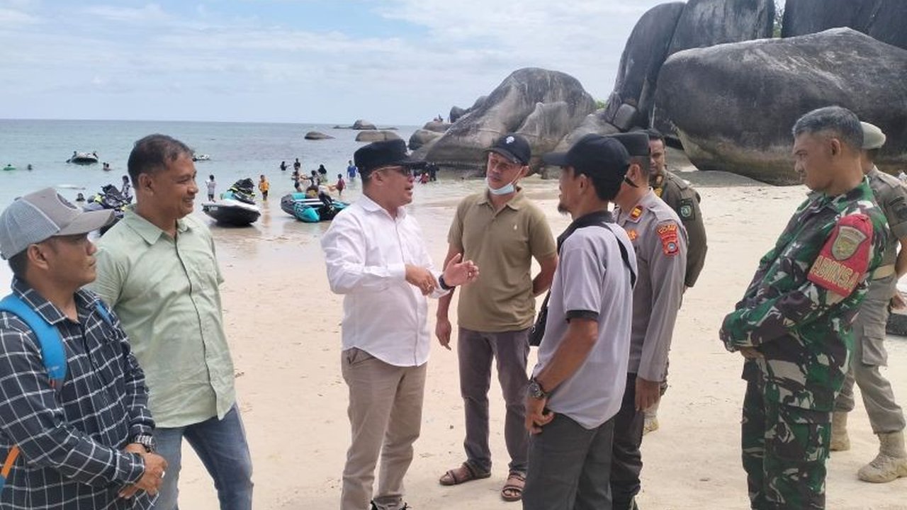 Wakil Bupati Belitung meninjau Pantai Tanjung Tinggi dan Tanjung Kelayang untuk memastikan keamanan dan kenyamanan wisata Lebaran 2025, termasuk menindaklanjuti laporan pungutan liar tiket masuk.