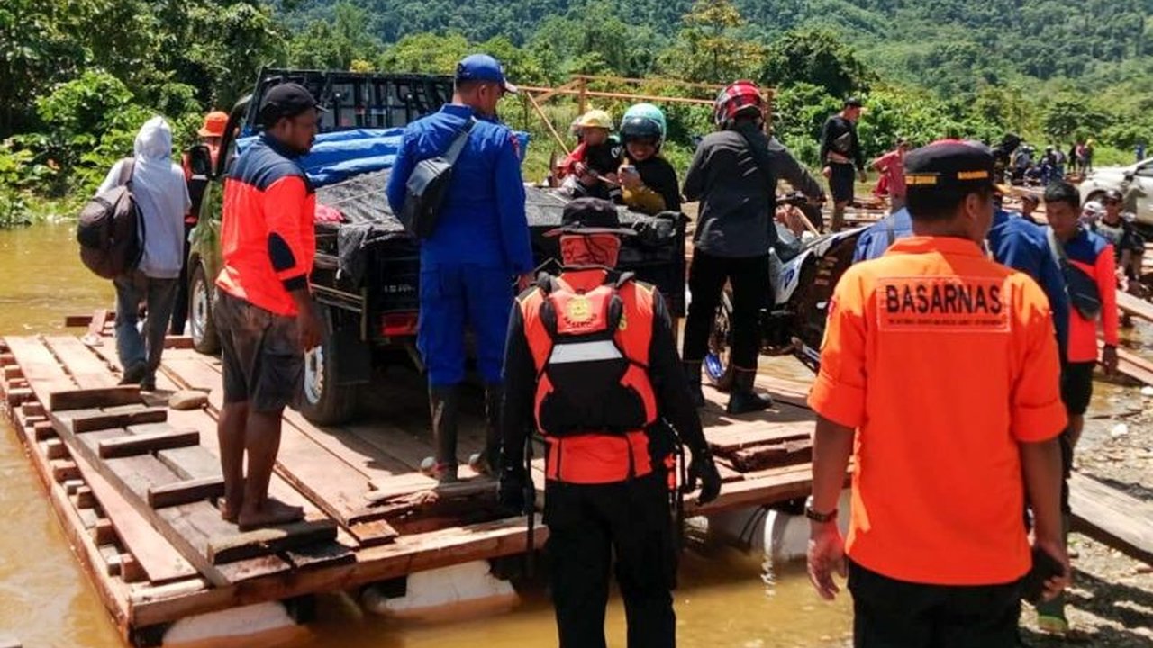 Banjir luapan Sungai Lalindu di Konawe Utara, Sulawesi Tenggara, memaksa BPBD mengerahkan 300 personel gabungan untuk mengamankan penyeberangan warga dan mengatur lalu lintas.