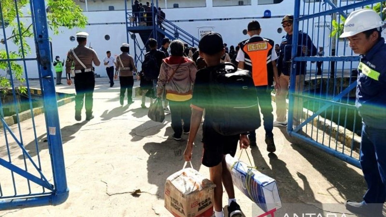 Sebanyak 1.088 pemudik susulan berangkat dari Pelabuhan Sampit menuju Jawa pada H+5 Lebaran, sebagian besar untuk merayakan Lebaran Ketupat.