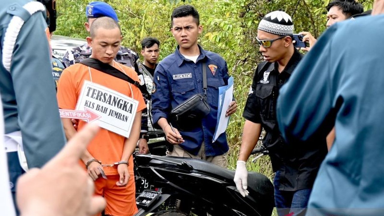 Keluarga jurnalis Juwita yang dibunuh oleh oknum TNI AL, Kelasi Satu Jumran, menuntut hukuman mati setelah menyaksikan rekonstruksi pembunuhan yang menunjukkan perencanaan matang.