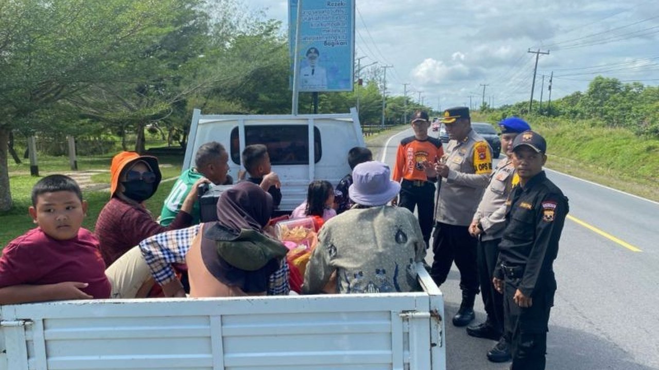 Kapolres Bangka Tengah melarang penggunaan mobil bak terbuka untuk mengangkut penumpang karena dinilai sangat berisiko kecelakaan, terutama terlihat saat arus balik Lebaran.