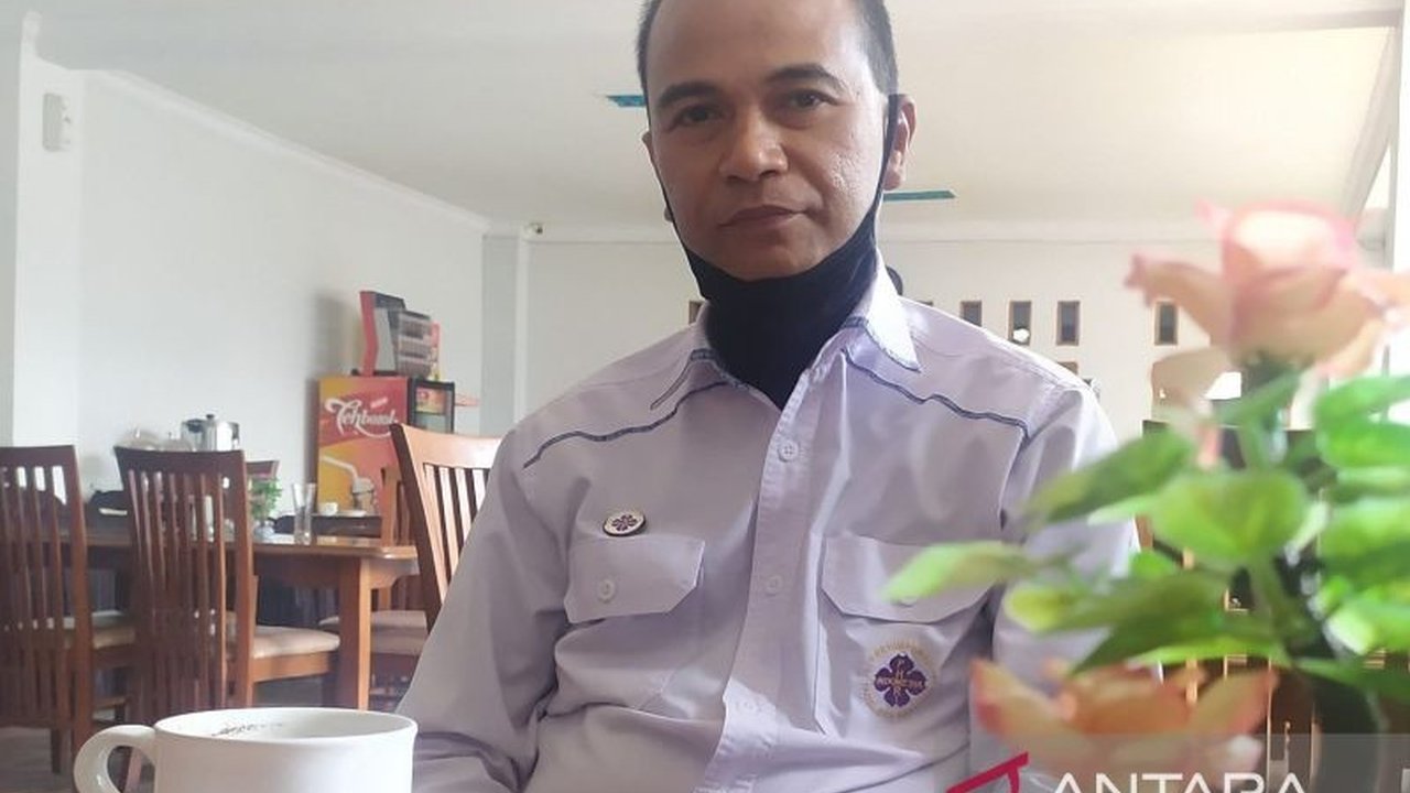 Tingkat hunian hotel di Cianjur selama Lebaran 2025 anjlok hingga 20 persen dibandingkan tahun sebelumnya, hanya mencapai 49 persen akibat melemahnya ekonomi dan penurunan arus mudik.