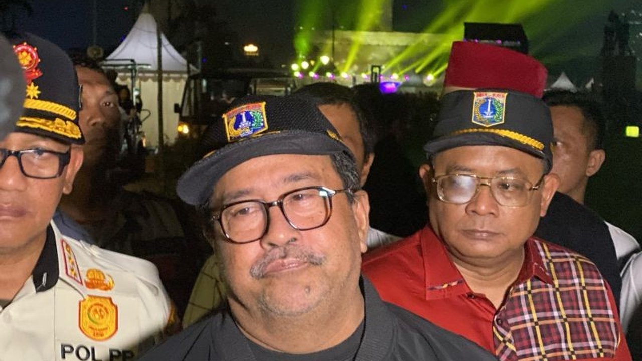 Wagub DKI Jakarta Rano Karno menginisiasi perpanjangan jam operasional 10 taman untuk menciptakan 500 ribu lapangan kerja baru dan mendorong UMKM, dengan enam taman beroperasi 24 jam dan empat lainnya hingga jam 10 malam.
