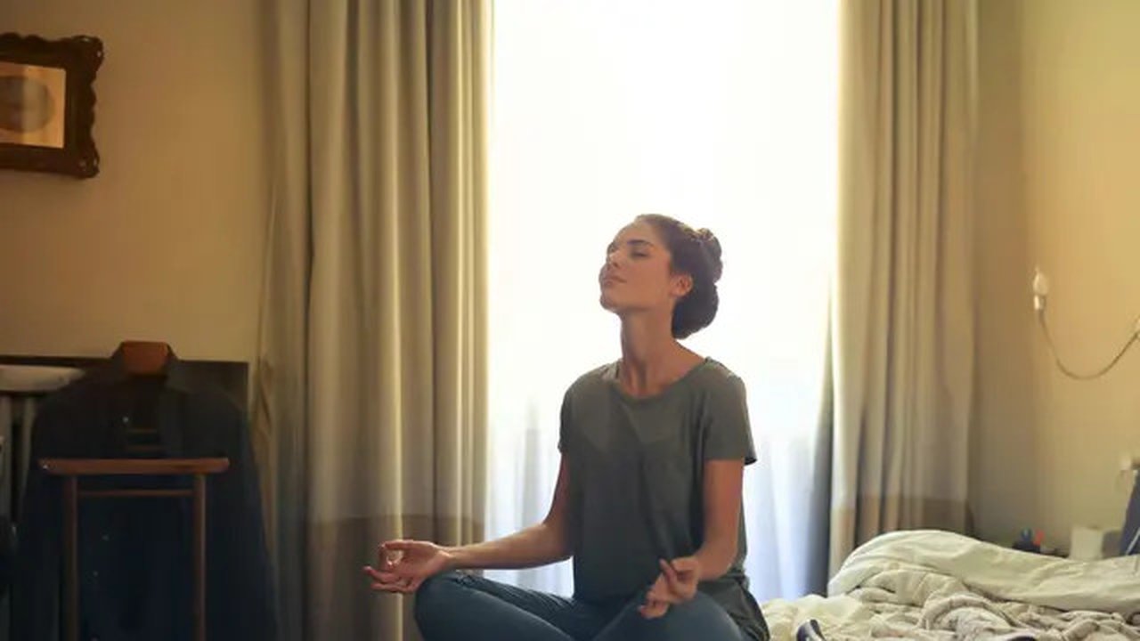 Ilustrasi seorang wanita yang sedang meditasi (pexels.com).