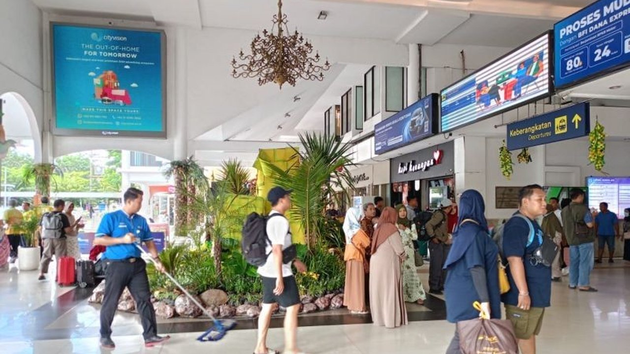 PT KAI Daop VIII melayani 679.755 penumpang kereta api selama periode mudik dan balik Lebaran 2025, dengan kebijakan WFA yang dinilai efektif meratakan arus balik.