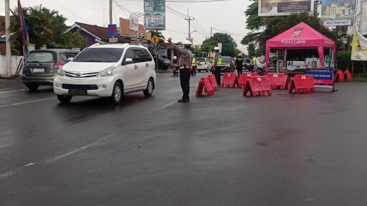 Strategi kepolisian berhasil menjaga kelancaran arus balik Lebaran 2025 di ruas jalan nasional Rangkasbitung-Pandeglang, meskipun terjadi kepadatan kendaraan.
