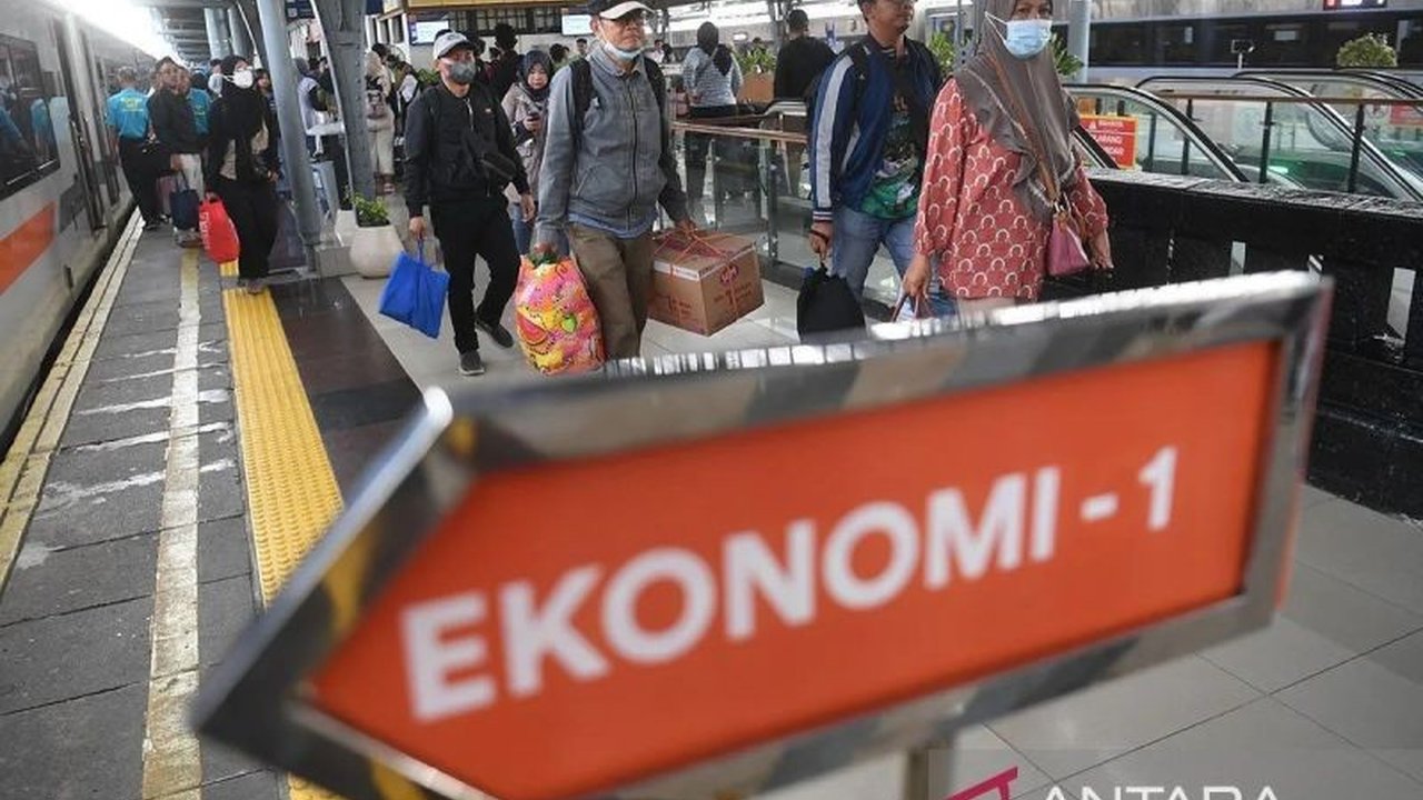 PT Kereta Api Indonesia (KAI) Group berhasil mengangkut 19.034.724 pemudik selama masa angkutan Lebaran 2025, membuktikan keberhasilan integrasi layanan perkeretaapian nasional.