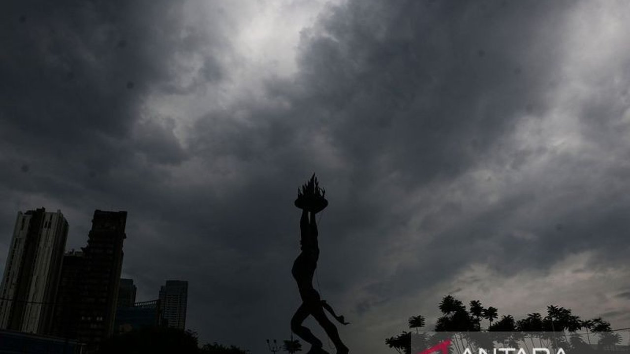 BMKG memprakirakan hujan ringan akan mengguyur sebagian wilayah Jakarta pada Minggu siang, dengan suhu berkisar antara 24-30 derajat Celcius.