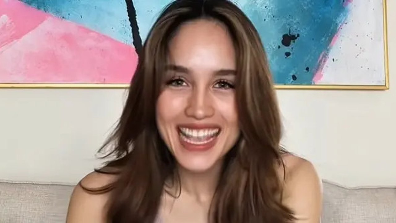 Wajah Natural Cinta Laura Bersih-Bersih Rumahnya saat Ditinggal Mudik ART. [@claurakiehl]