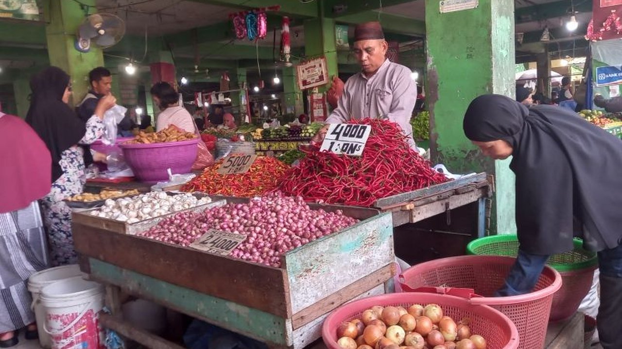 Pemerintah Kota Pangkalpinang memastikan stok pangan strategis aman dan harga beberapa komoditas tetap stabil pasca Idul Fitri 1444 H, meskipun beberapa komoditas lain masih tinggi.