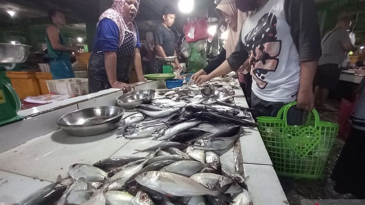 Menjelang akhir libur Lebaran, pasokan ikan segar di Pasar Pangkalpinang menurun drastis, menyebabkan harga sejumlah jenis ikan naik signifikan.