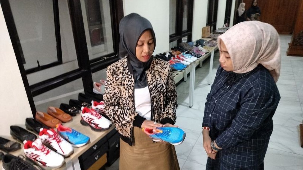 Pemkot Mojokerto menyiapkan strategi untuk menghadapi dampak sosial ekonomi akibat kenaikan tarif impor AS, dengan fokus pada pengembangan UMKM dan sektor pariwisata.