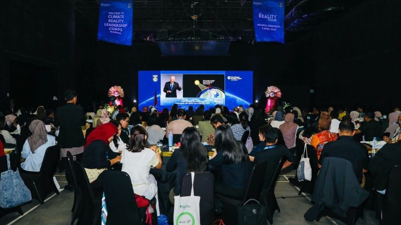 Mantan Wakil Presiden AS, Al Gore, telah melatih 1.050 orang di Indonesia dalam program The REALITY® Tour 2025 untuk meningkatkan kesadaran dan aksi nyata dalam menghadapi perubahan iklim.