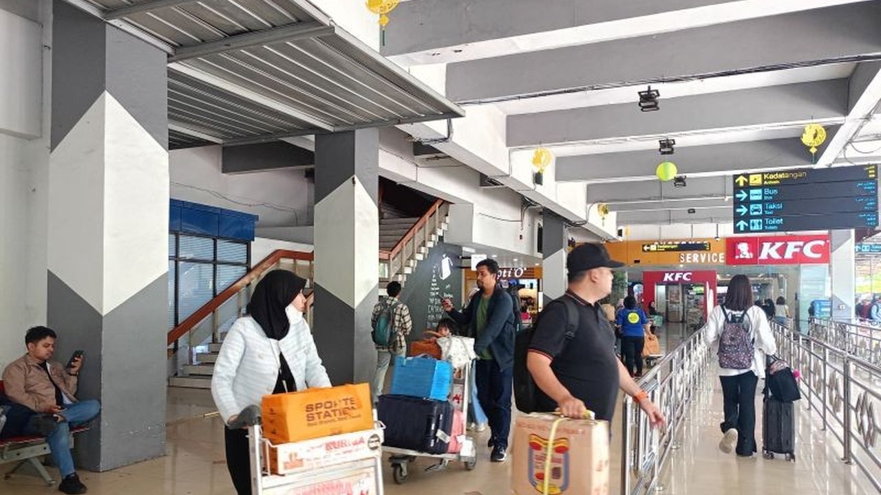 Program diskon tiket pesawat pemerintah untuk Lebaran 2025 berhasil membantu pemudik menekan biaya perjalanan, dengan harga tiket yang lebih terjangkau dibandingkan tahun sebelumnya.