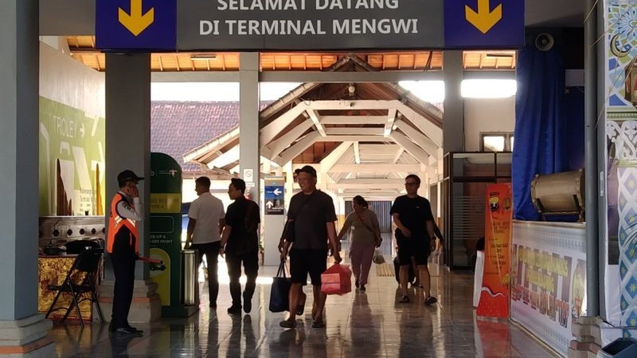 Terminal Mengwi, Bali, mencatat peningkatan signifikan jumlah pemudik Lebaran 2025 dibandingkan tahun sebelumnya, dengan puncak arus balik diperkirakan pada 6-7 April.