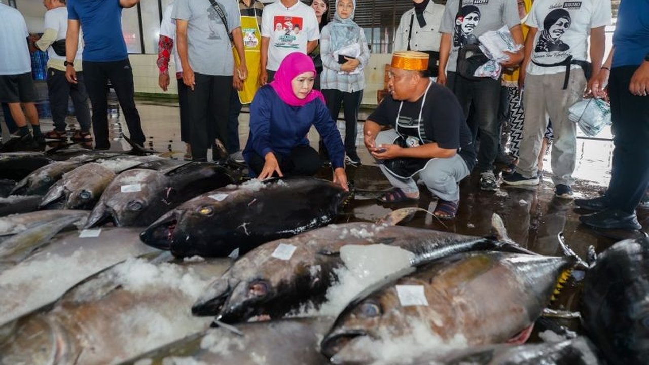 Gubernur Khofifah mengajak nelayan Jawa Timur menerapkan ekonomi biru untuk meningkatkan kesejahteraan dan kelestarian sektor kelautan dan perikanan.