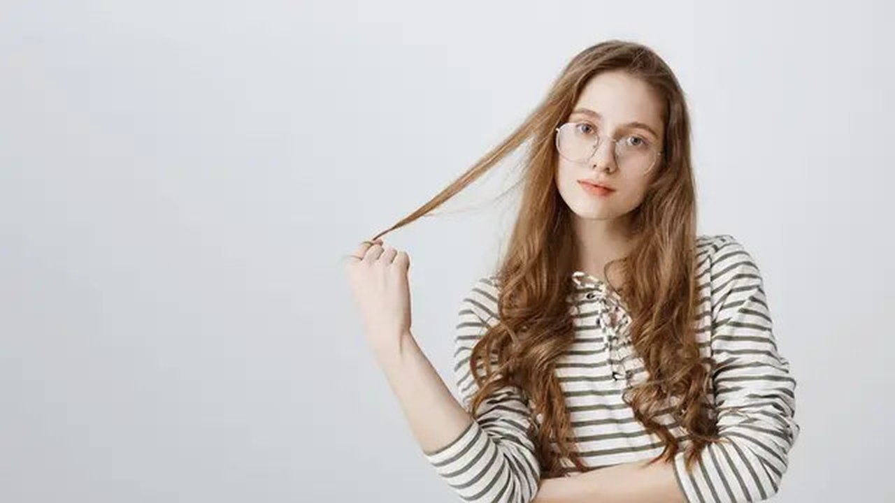 Memiliki rambut tipis memang bikin kurang percaya diri, maka dari itu kamu butuh tips untuk menebalkannya. Untuk itu artikel ini hadir untuk memberikan tips-tips yang bisa kamu coba di rumah.
