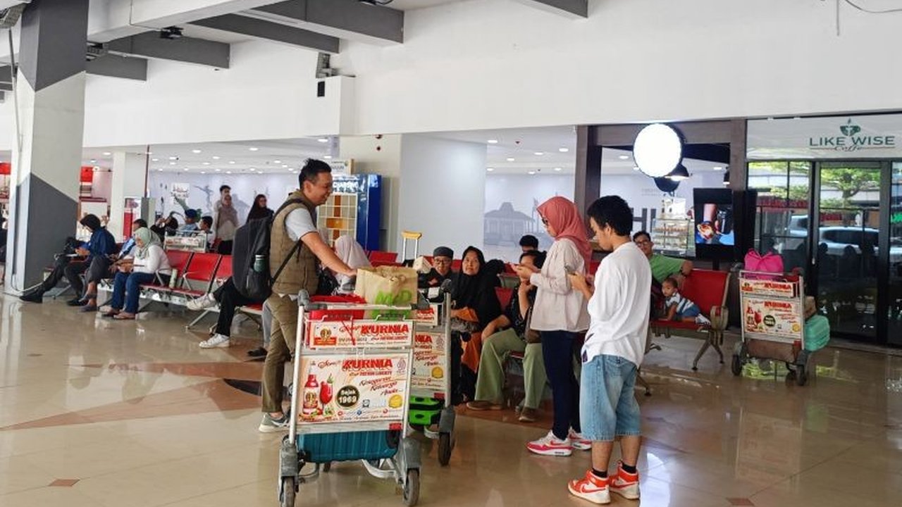 Pemudik mengeluhkan harga tiket pesawat yang mahal saat Lebaran dan berharap pemerintah dapat menekan biaya penerbangan agar lebih terjangkau.