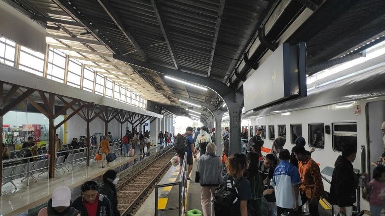 KAI Daop 9 Jember memberikan diskon 10 persen untuk tiket kereta api selama periode Lebaran 2025, berlaku untuk beberapa kereta dan periode pembelian tertentu.
