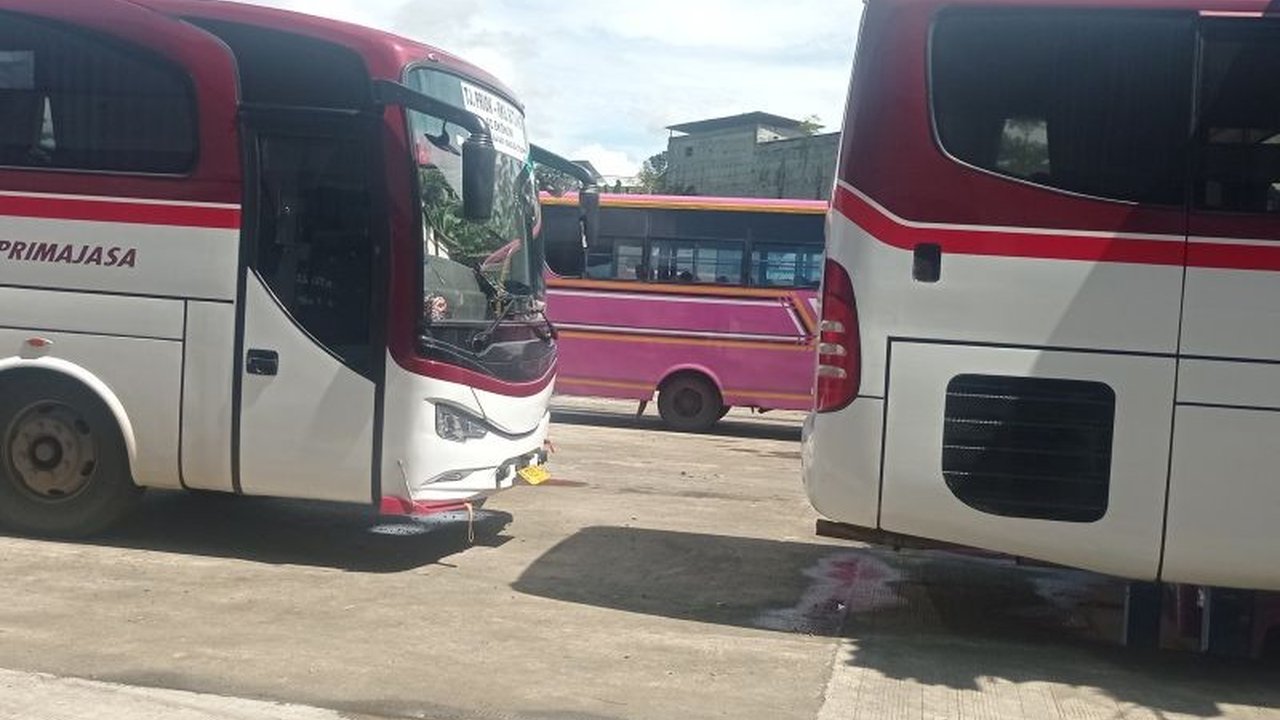 Terminal Bus Rangkasbitung, Lebak, Banten, prioritaskan keselamatan pemudik dengan melakukan pengecekan kesehatan sopir dan kelaikan kendaraan untuk mudik Lebaran 2025 yang aman dan lancar.
