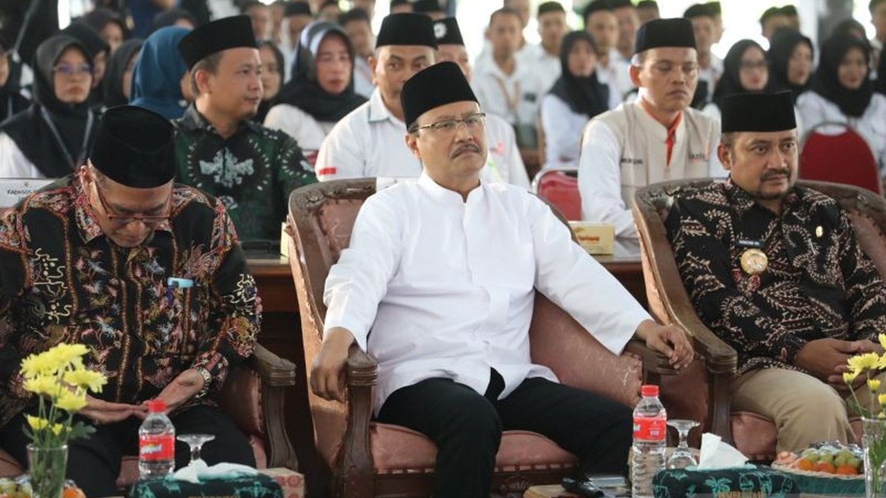 Menteri Sosial Saifullah Yusuf mengajak Bupati Pemalang dan seluruh pemangku kepentingan untuk bekerja sama menekan angka kemiskinan di Pemalang yang lebih tinggi dari rata-rata nasional.