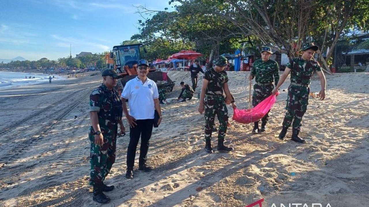 Kementerian Lingkungan Hidup dan sejumlah instansi serta masyarakat bahu-membahu membersihkan Pantai Kuta, Bali, sebagai upaya nyata menjaga kebersihan laut Indonesia.