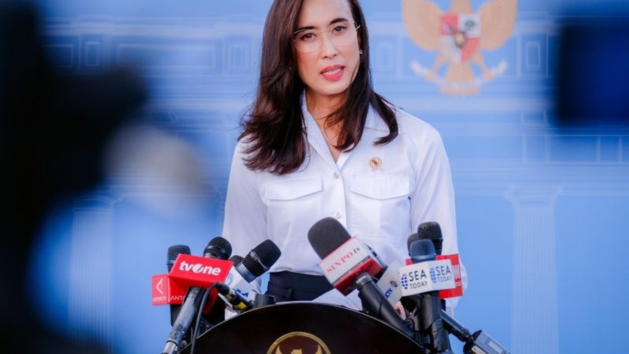 Menpar Widiyanti Putri Wardhana optimistis sektor pariwisata dapat menjadi penopang ekonomi Indonesia di tengah tekanan tarif dagang AS, melalui tiga strategi utama: pengembangan ekspor jasa, optimalisasi UMKM, dan peningkatan kualitas wisata.