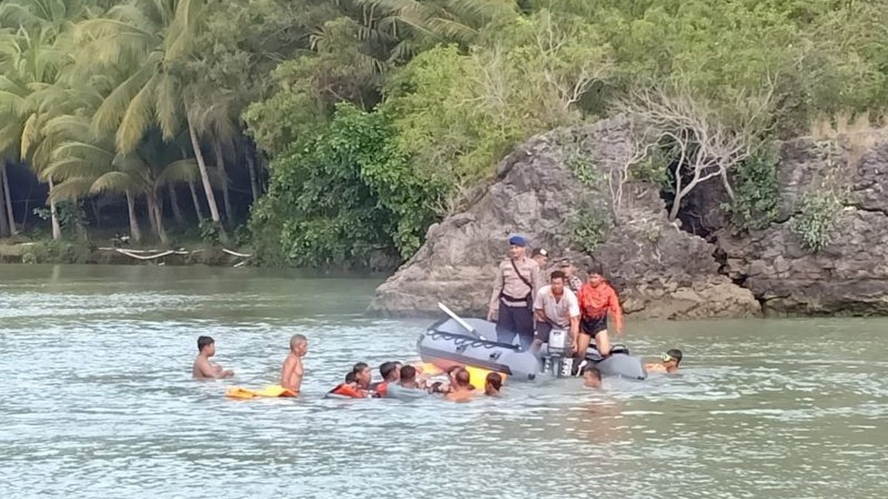 Tiga wisatawan asal Ponorogo ditemukan tewas tenggelam di muara sungai Desa Sidomulyo, Pacitan, Jawa Timur, setelah terseret arus deras saat berenang.