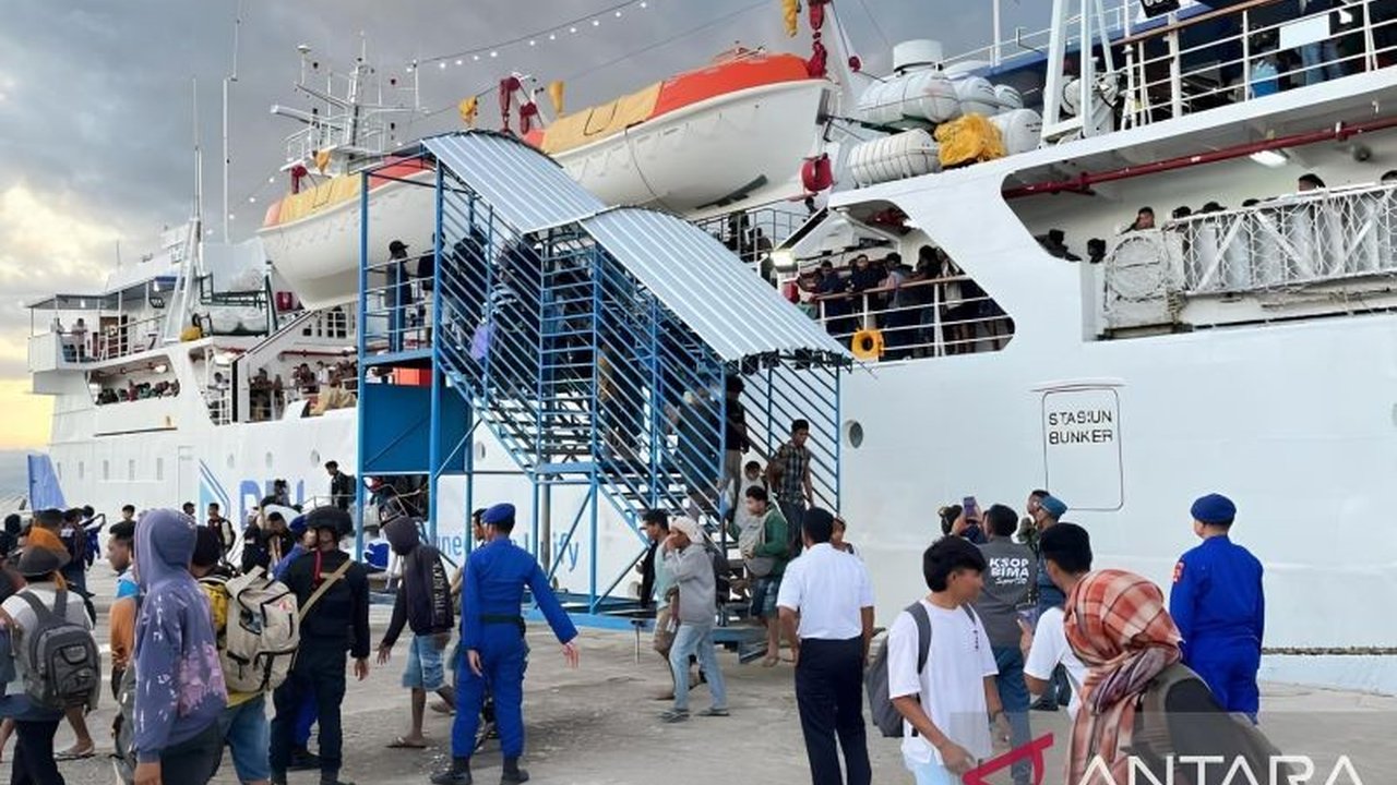Pelabuhan Bima, NTB, menjadi saksi keberangkatan 1.550 penumpang kapal laut dalam arus balik Lebaran 2025, dengan puncak arus balik diperkirakan pada 9 April.