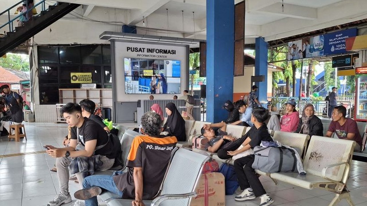 H+5 Lebaran 2025, ratusan penumpang masih memadati Terminal Kampung Rambutan, Jakarta Timur, dengan berbagai alasan unik di balik keputusannya mudik.