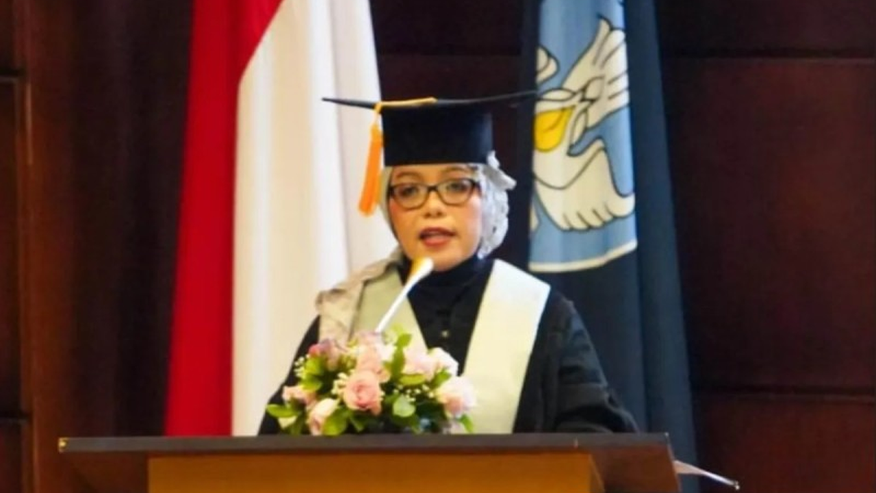 Profesor Telisa Aulia Falianty dari FEB UI mengusulkan negosiasi dan reformasi regulasi sebagai solusi atas tarif impor AS terhadap produk Indonesia, alih-alih kebijakan retaliatif yang kontraproduktif.