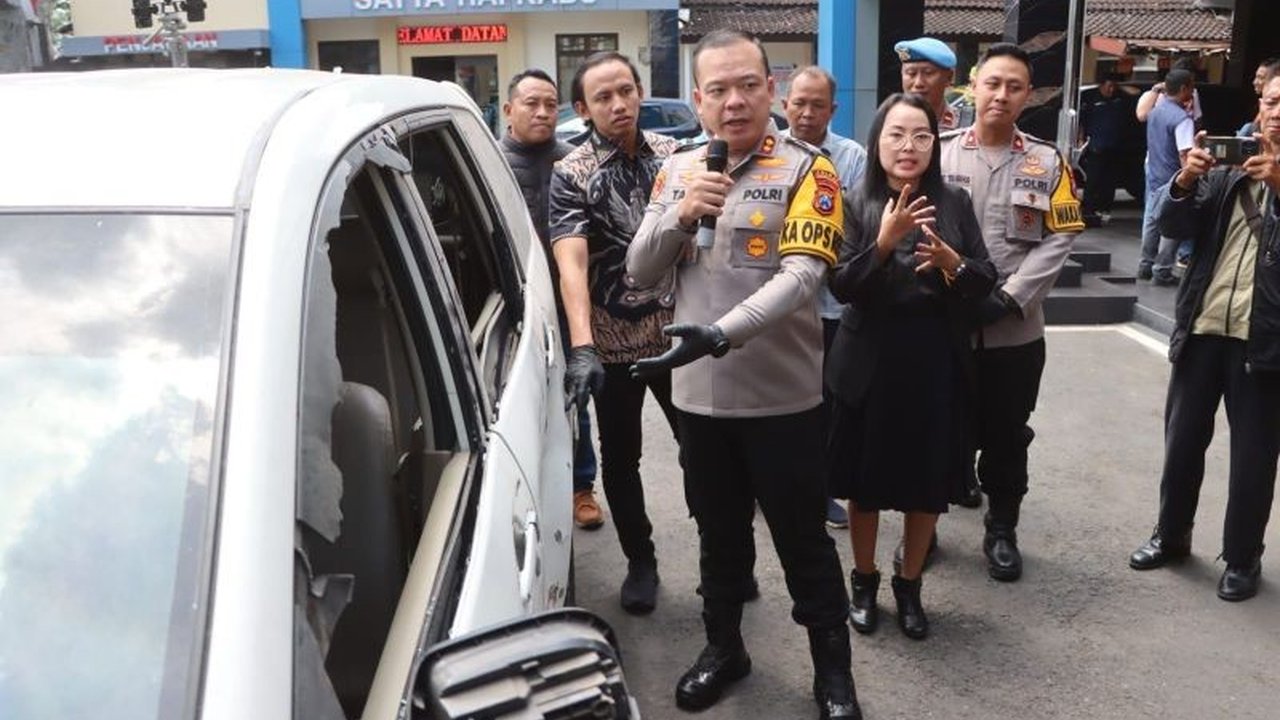 Tujuh orang ditangkap polisi terkait ledakan balon udara berisi petasan di Tulungagung yang mengakibatkan kerusakan dan korban luka, dengan ancaman UU Darurat dan UU Penerbangan.