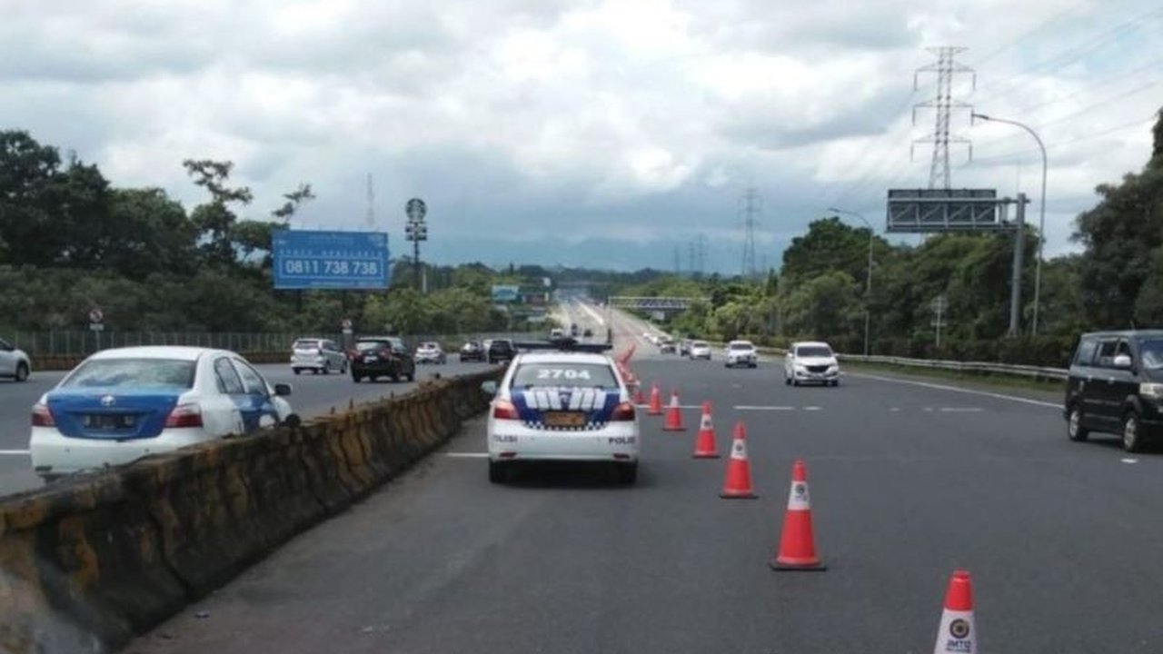Kepolisian menghentikan contraflow di Tol Jagorawi arah Puncak setelah diterapkan selama beberapa jam untuk mengurai kepadatan arus balik Lebaran 2025; arus lalu lintas kini berangsur normal.