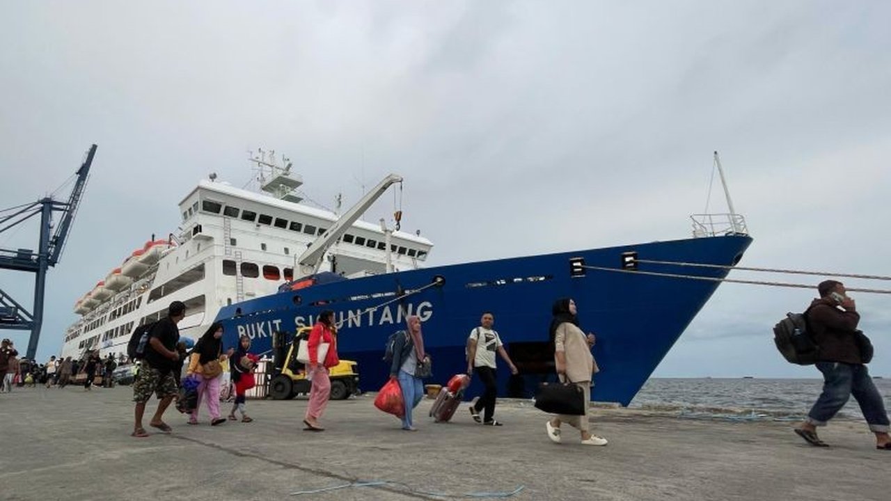 PT PELNI memprediksi puncak arus balik Lebaran 2025 melalui jalur laut akan terjadi pada 7 April 2025 dengan jumlah penumpang mencapai lebih dari 25 ribu orang.