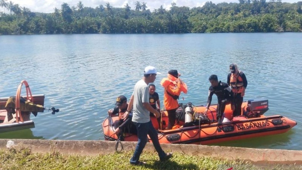 Seorang warga Mukomuko, Bengkulu, hilang saat mencuci sepeda motor di Sungai Batang Muar; tim SAR gabungan dibagi menjadi dua untuk melakukan pencarian dengan tantangan berupa penampakan buaya.