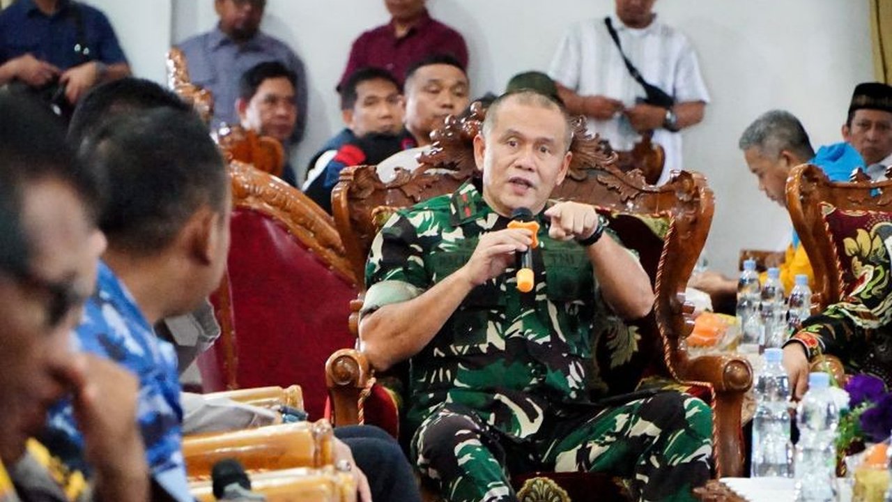 Presiden Prabowo Subianto melakukan kunjungan singkat ke Bengkulu sebelum melanjutkan perjalanan ke Malaysia untuk bertemu Perdana Menteri Anwar Ibrahim.