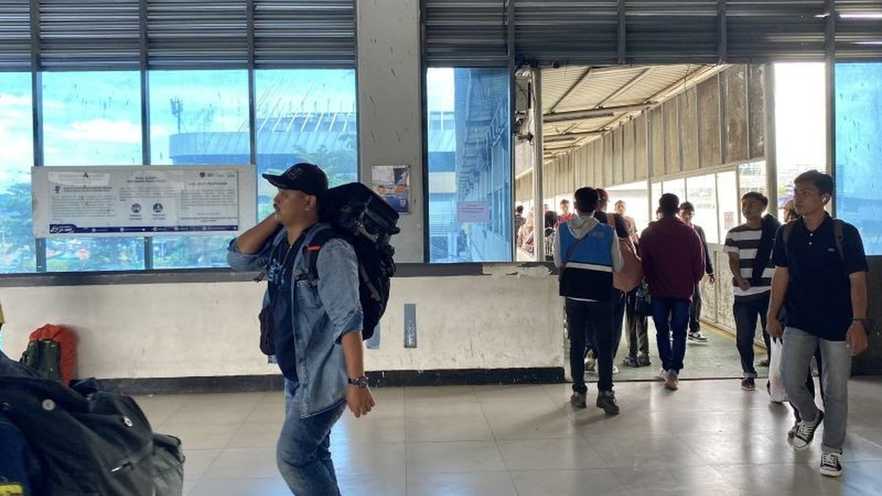 Hingga H+5 Lebaran 2025, arus balik pemudik melalui Pelabuhan Merak belum mencapai 100 persen, dengan prediksi puncak arus balik terjadi pada Sabtu dan Minggu.