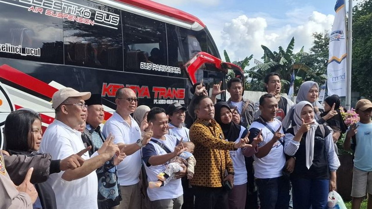 Badan Pengelola Keuangan Haji (BPKH) luncurkan program 'Balik Kerja Bareng' di Lampung, memfasilitasi 355 pemudik asal Lampung kembali ke perantauan mereka di Pulau Jawa dengan bus pariwisata gratis.