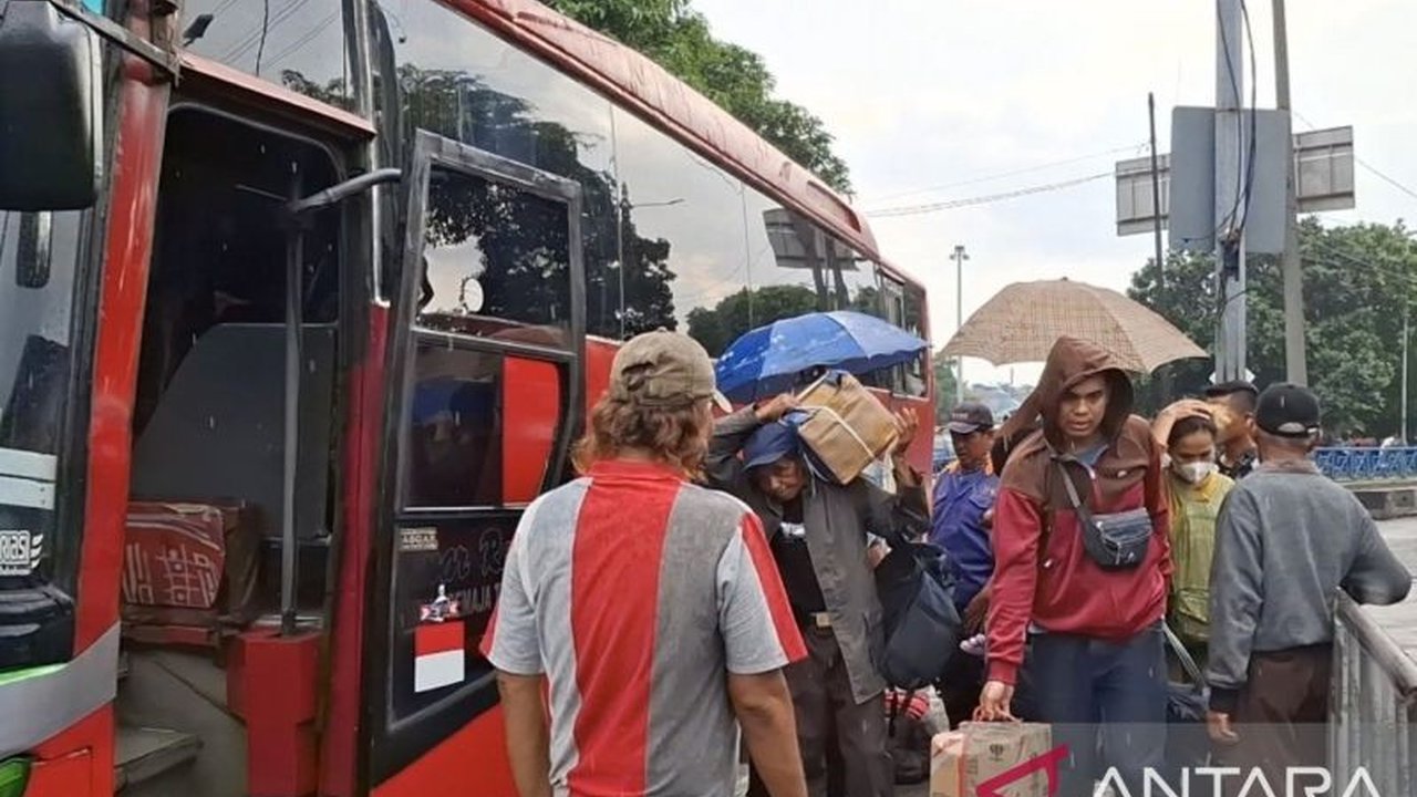 Terminal Kampung Rambutan memprediksi kedatangan 15 ribu penumpang di puncak arus balik Lebaran 2025, lebih rendah dari tahun lalu, kemungkinan karena kebijakan WFA.