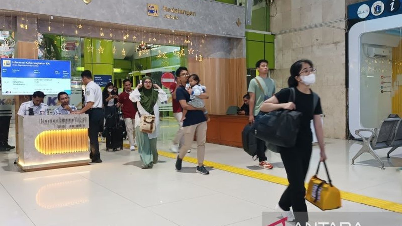 Stasiun Gambir telah melayani 143 ribu penumpang arus balik Lebaran 2025 hingga Minggu (6/4), dengan puncak kedatangan pada Jumat (4/4).
