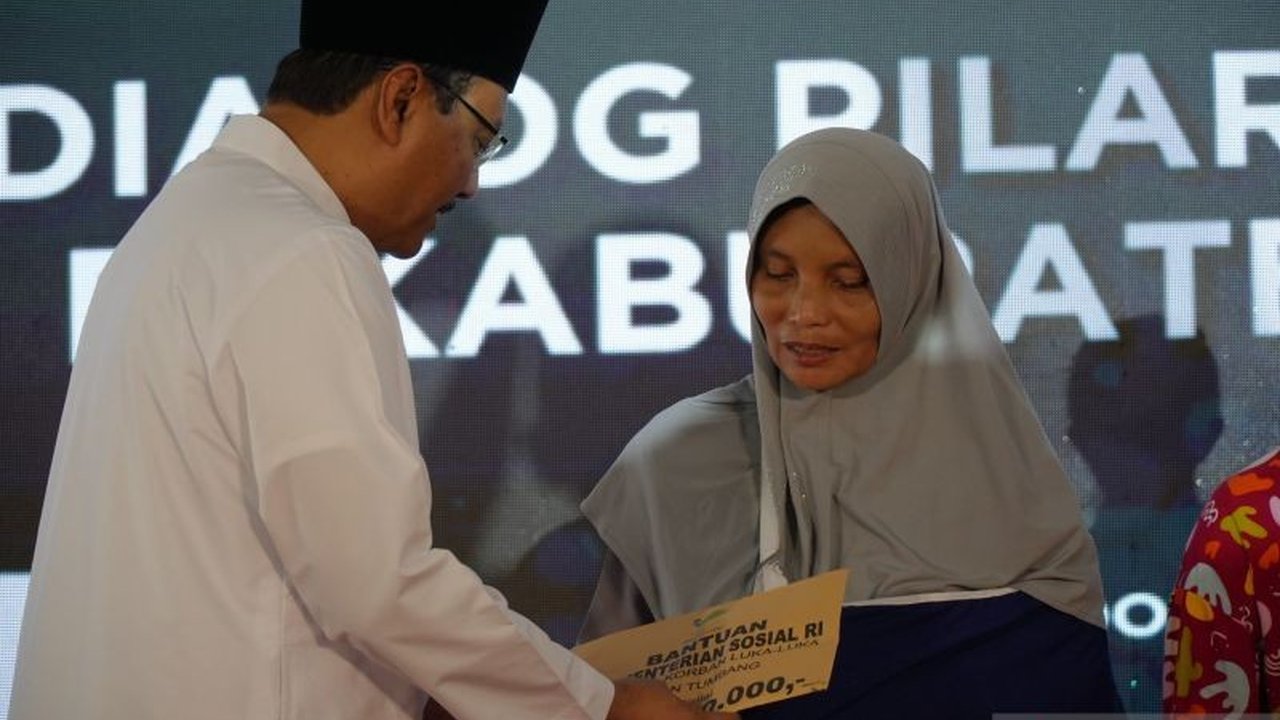 Menteri Sosial Saifullah Yusuf memberikan santunan kepada 22 korban yang tertimpa pohon saat salat Idul Fitri di Pemalang, Jawa Tengah, termasuk bantuan untuk pemulihan dan mitigasi bencana.