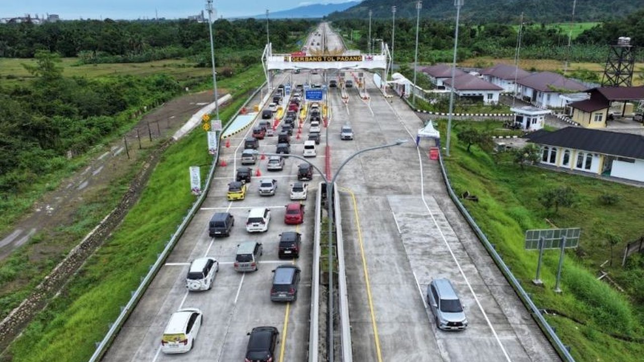 Lonjakan signifikan lalu lintas di Tol Trans Sumatera selama periode mudik Lebaran 2025, mencapai 177.243 kendaraan pada H+4, meningkat drastis dibanding hari biasa.